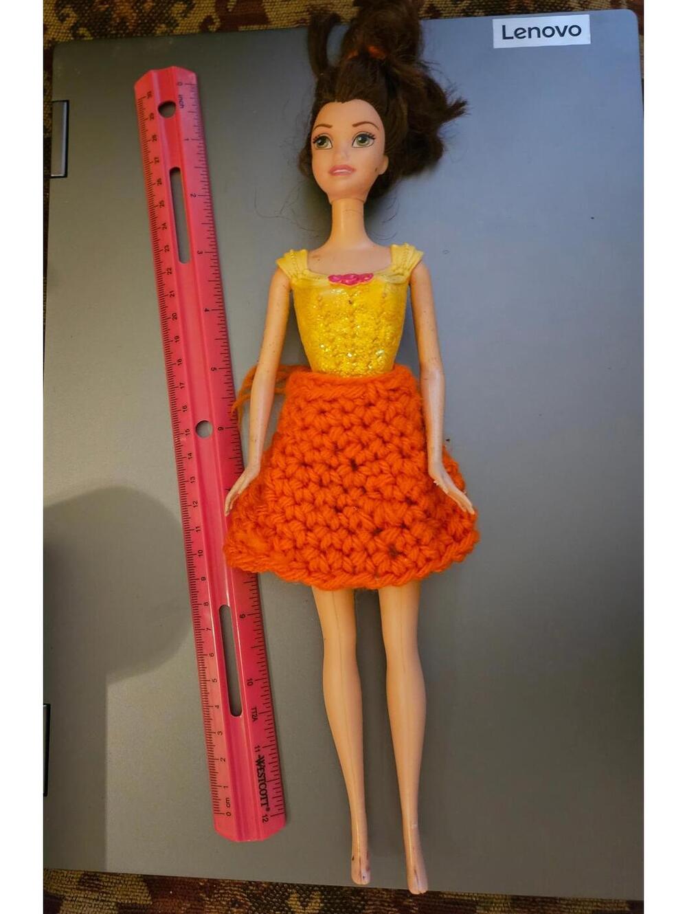 Barbie doll with knitted skirt - brown hair - style and age unknown